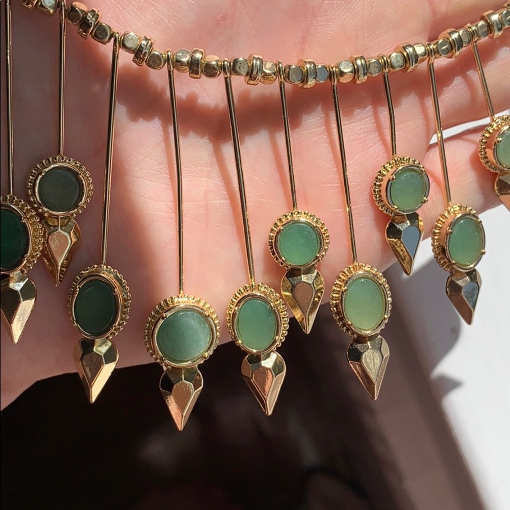 Bcbg gold/emerald starburst necklace